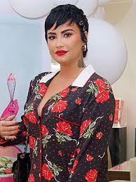 demi lovato does her own makeup before