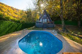 Dağ ve bahçe manzaralı her bungalovda bir adet çift kişilik ve bir adet tek kişilik yatak mevcuttur. Sapanca Otelleri Sapanca Caglayan Bungalov