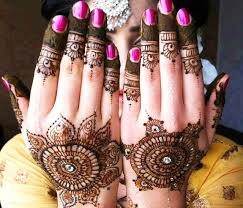 It is a stunning mehndi design and it looks like a beautiful piece of jewelry. Top 25 Easy Henna Designs For Girls