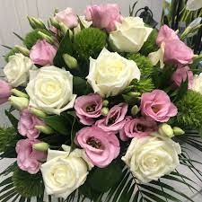 Bouquet di rose bianche e lisianthus rosa