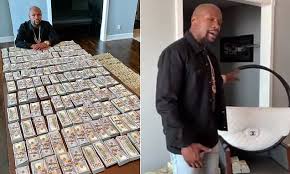 Plans to stay retired or not, the boxer has had an extraordinary ahead, discover floyd mayweather's net worth and learn about how he really spends his money. Floyd Mayweather Poses With A Huge Stash Of Cash As He Hits Out At Critics Daily Mail Online
