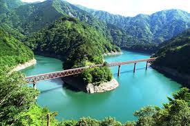 前往令全世界惊叹、风景绝美的“奥大井湖上站”。换乘复古火车，开启一天悠闲、轻松的旅程！ - Explore Shizuoka