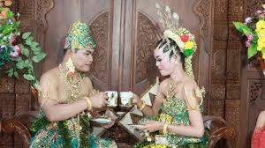Adat jawa sangat melekat di indonesia,khususnya namun pada saat upacara perkawinan, bagi orang tua mempelai biasanya mereka memakai kain jarik dan pengantin wanita memakai busana adat bersama, basahan. Pakaian Adat Jawa Tengah Lengkap Gambar Dan Penjelasannya