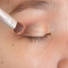 eyeshadow technique for lifted eyes