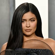 Jenner's had her extra short bob since february, courtesy of celebrity stylist jesus guerrero. Kylie Jenner S 90s Blunt Bob Hairstyle Popsugar Beauty