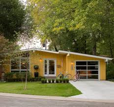 There were 1.65 million housing starts in 1955 and 1.5 million for so as an overview and a generalization, the typical 1950's ranch house interior had three bedrooms and one bath, an open floor plan and eat in kitchen. Ranch House Decor Mistakes You Might Be Making Laurel Home