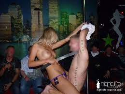 Ein strip club nur mit nackten stripperinnen
