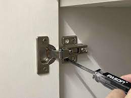 how to install a kitchen cabinet hinge