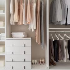 un armario pequeño con mucha ropa