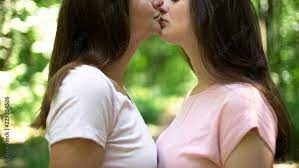 Lesbian kissing net