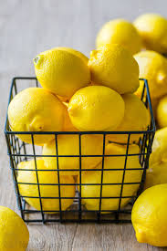Buah dan jus sitrus, termasuk jus lemon, bisa merusak enamel gigi dan menyebabkan lubang seiring waktu, sehingga jaga untuk tidak berlebihan, demikian dilaporkan situs. Boleh Hilangkan Bau Mulut Ini 12 Khasiat Lemon Untuk Tubuh Badan Yang Sihat