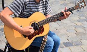 アコースティックギターを弾く人の写真：無料の写真素材