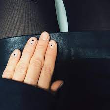 Черные точки на ногтях маникюр (53 фото)