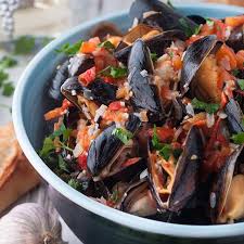 white wine mussels with tomatoes