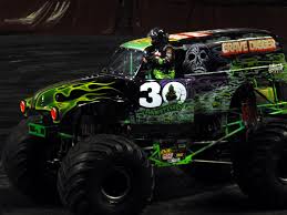 grave digger monster truck 4x4 race