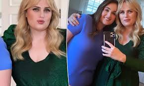Rebel melanie elizabeth wilson, урождённая melanie elizabeth bownds; Rebel Wilson Flaunts Her Incredible Weight Loss And Tiny Waist In Green Jumpsuit With Sister Annachi Daily Mail Online