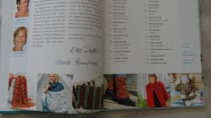 Die mütze ist mit 3 verschiedenen farben gestrickt. Pompon Wolle Mode Accessoires Stricken Und Hakeln Elke Reith Buch Erstausgabe Kaufen A02ibmhh01zzk