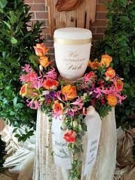 Kranz rosa rosen, weißes schleierkraut, gesteckt. Urnenkranz In Bunten Herbstfarben Blumen Zur Beerdigung Beerdigung Blumen Gesteck Beerdigung