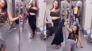 Women dance inside Delhi Metro, video upsets people | Trending - Hindustan  Times