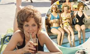 The first mbe awarded to the cast of coronation street was to doris speed by the queen at buckingham palace on 29th november 1977. Coronation Street Star Barbara Knox Stuns Fans In Swimsuit Throwback Snap Daily Mail Online