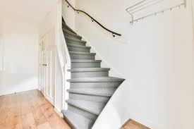 linda escada em espiral com carpete