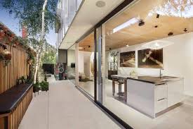 Das zweigeschossige haus mit dachterrasse zeigt eine moderne kombination von holzfassade und großen glasflächen. Einfamilienhaus Mit Innenhof Und Gemutlicher Dachterrasse In Australien