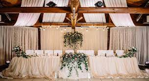Pelamin juga boleh menggunakan meja makan pengantin sahaja, letakkan backdrop di belakang meja makan. 10 Dekorasi Pernikahan Kreatif Untuk Resepsi Cantik Di Halaman Rumah