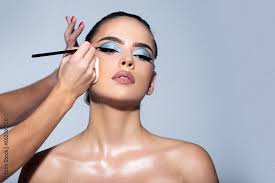 stockfoto makeup artist applies eye