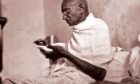 Óculos de Gandhi são leiloados por US$ 340 mil, mais de 17 vezes o estimado
