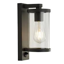 stylish 1 light outdoor wall lantern