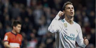 Cr7 announced on the 3rd of july 2010, through his personal twitter and facebook pages, that he had become a father , short after portugal got knocked out by spain, in the south africa world cup 2010. Cristiano Ronaldos Sohn Hat Mit 7 Schon Ein Sixpack