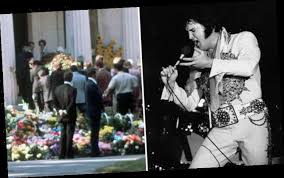 Held in graceland's living room, it lasted from 2:00 to 4:00 p.m. Elvis Presley Funeral One Of The King S Pallbearers Responds To That Heavy Casket Rumour Wstale Com