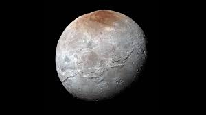 Pluto heeft een blauwe hemel en vuurrood ijs