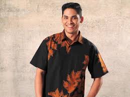 Pria umumnya akan terlihat lebih berkarakter dengan menggunakan kemeja atau baju kancing. 7 Desain Baju Batik Pria Yang Wajib Dimiliki Bukareview