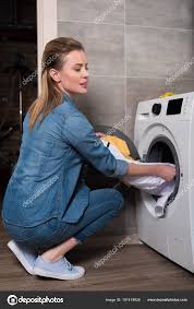 Mengetahui cara mencuci baju adalah keterampilan hidup yang penting, apalagi jika baju mulai bau. Mencuci Pakaian Stok Foto Mencuci Pakaian Gambar Bebas Royalti Depositphotos