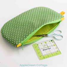 zipper pouch tutorial with a free