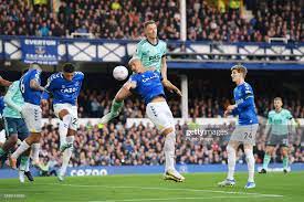 Jonny Evans of Leicester City in action with Richarlison of Everton...  Nachrichtenfoto - Getty Images