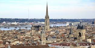 Vues de Bordeaux : la tour Pey-Berland et la flèche Saint-Michel