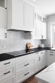 This modern beach house kitchen looks bright and nice. 10 Most Adorable White Kitchen Cabinets With Black Countertops To Create Elegant Modern Style Aprylann