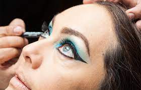 6 best makeup colors for blue green eyes