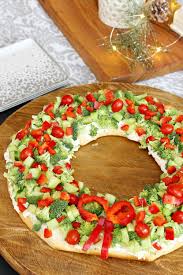 christmas wreath veggie pizza