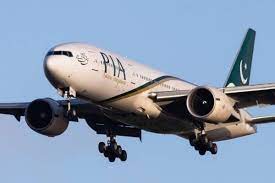 pia boeing 777 loses radio contact over
