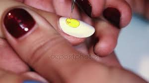 Postup žena Ruční Malba žluté Emoji Na Bílý Prst Nehty Manikůra