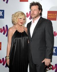 Born victoria davey tori spelling on may 16, 1973 in los angeles, tori spelling is best known for her role as donna martin on the hit show from the ninetiesåê90210. Tori Spelling Dean Mcdermott 100 Hottest Celebrity Couples Of 2011 Zimbio
