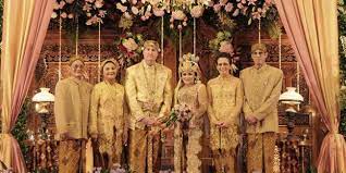 Setelah kedua pengantin resmi menikah secara agama orang tua dari kedua belah pihak bertemu secara adat jawa. Ini Pantangan Nikah Adat Sunda