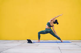 Yoga hat den vorteil, dass es auch ganz leicht zuhause praktiziert werden kann. Werden Sie Fit Mit Unseren Yoga Ubungen Apo Discounter De