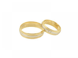 Традицията за носене на златни брачни халки се заражда във франция и англия, където благородниците започнали да използват този материал за брачните пръстени. Zlatni Halki S Kamk Golden Molden
