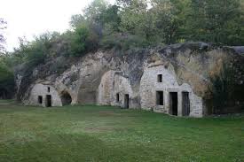 troglodyte house in cauneuf