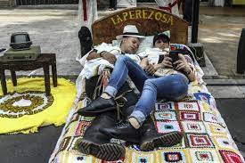 Um domingo sonolento: colombianos celebram o Dia da Preguiça - ISTOÉ  Independente