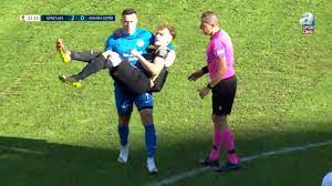Son dakika: Giresunspor-Ankara Demirspor maçına damga vuran anlar! Topu  dışarı attı, arkadaşını kucağında taşıdı - Galeri - Spor
